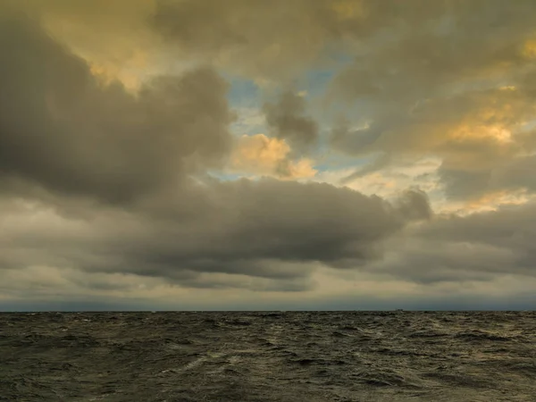 Meereslandschaft Vor Sturm Dunkle Wolken Himmel Sonnenuntergangswetter Segelbedingungen Idyllische Aussicht — Stockfoto