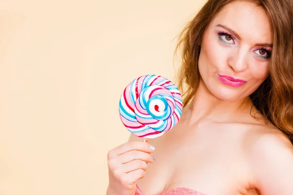 Beautiful Woman Bare Shoulders Holding Big Lollipop Candy Hand Closeup — Stock Photo, Image