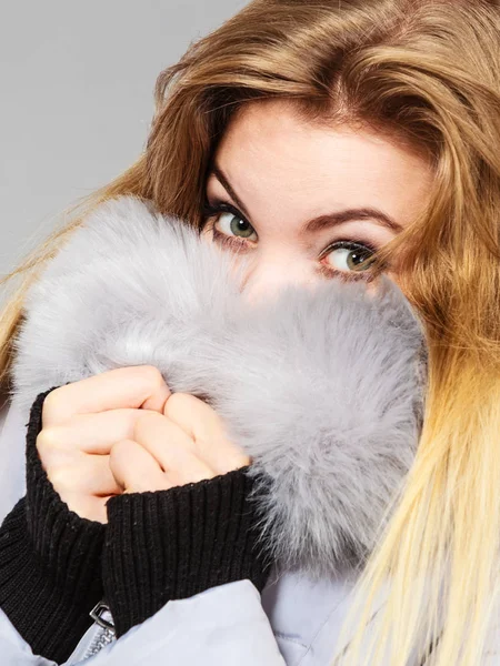 Concepto Moda Ropa Ropa Temporada Mujer Con Abrigo Peludo Cálido — Foto de Stock