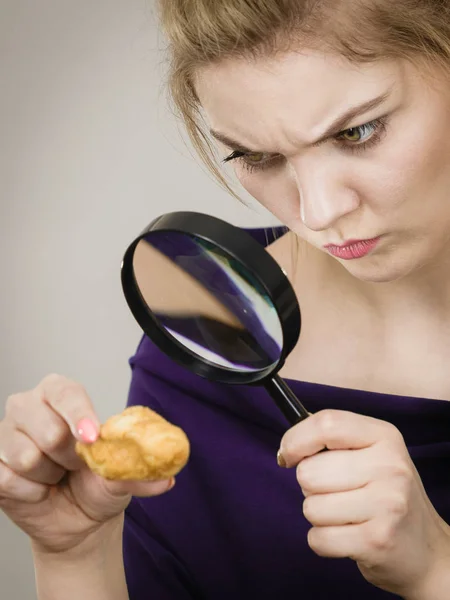 Blond Kvinna Håller Förstoringsglas Undersöker Bit Bröd Glutenprodukter Livsmedelsingredienser Och — Stockfoto