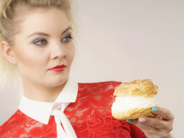 Concepto Comida Dulce Mujer Rubia Sosteniendo Delicioso Pastel Choux Hojaldre —  Fotos de Stock