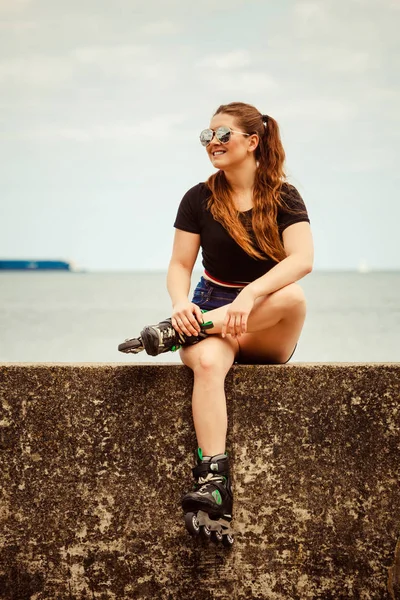 로울러 스케이트 즐거운 여자는 여행을 긴장을 암컷은 여름철에 근처에서 재미있게 — 스톡 사진