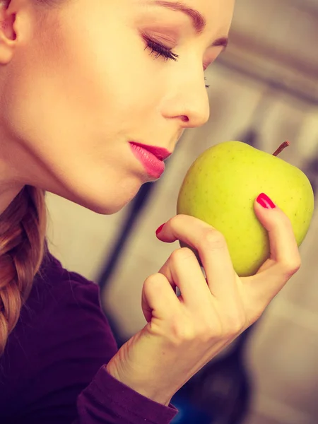 Donna Giovane Femmina Dai Capelli Lunghi Tenendo Grande Mela Verde — Foto Stock