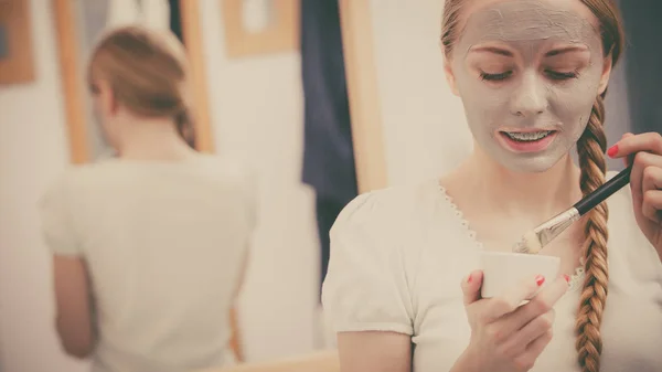 Hautpflege Junge Frau Trägt Mit Pinsel Graue Lehmmaske Auf Ihr — Stockfoto