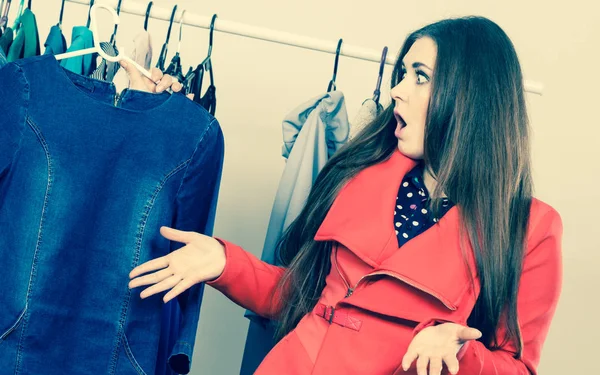 Jovem Chocada Durante Tempo Compras Experimentando Casaco Vermelho Vendo Algo — Fotografia de Stock