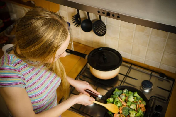 Žena Kuchyni Vaření Míchat Mražené Zeleniny Pánvi Ochutnávka Dívka Smažení — Stock fotografie