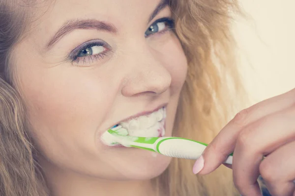 Kadın Temizlik Diş Fırçalamaya Diş Fırçası Ile Pozitif Kız Ağız — Stok fotoğraf