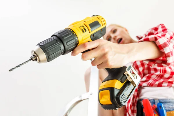 Frau Hat Probleme Mit Baubohrmaschine Weibchen Weiß Nicht Wie Man — Stockfoto