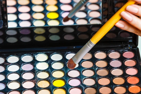 Kosmetiska Skönhetsbehandlingar Och Makeover Koncept Kvinna Håller Makeup Professionella Ögonskuggor — Stockfoto