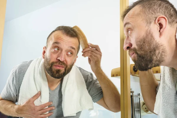 Homem Adulto Frente Espelho Banheiro Escovando Seu Cabelo Curto Usando — Fotografia de Stock