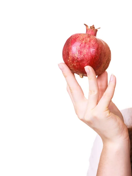 Mulher Segurando Fruta Romã Mão Branco Alimentação Saudável Prevenção Cancro — Fotografia de Stock
