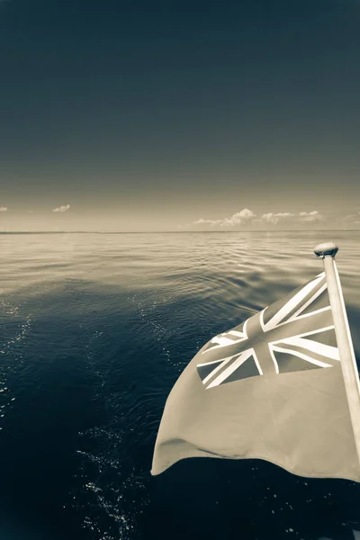 民间横幅联合王国国旗上帆船游艇在前面弓 — 图库照片