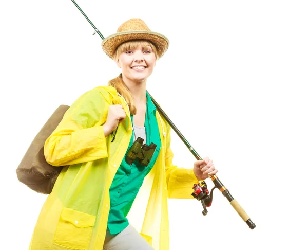 纺纱设备 钓鱼运动和活动的概念 女人穿着雨衣拿着鱼竿 准备冒险 — 图库照片