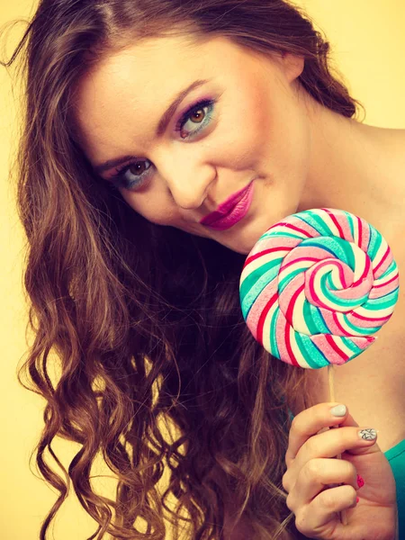 Mulher Atraente Menina Alegre Segurando Colorido Pirulito Doce Mão Divertindo — Fotografia de Stock