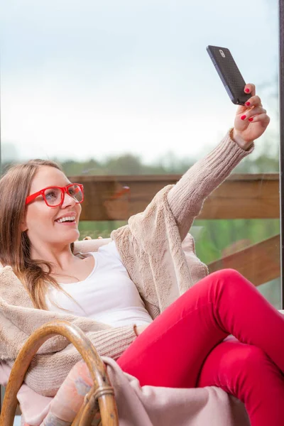 Selfie Čas Atraktivní Mladá Žena Takže Autoportrét Její Inteligentního Telefonu — Stock fotografie