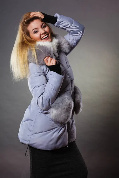 Saisonale Mode Kleidung Und Bekleidungskonzept Frau Trägt Leichten Winter Warmen — Stockfoto