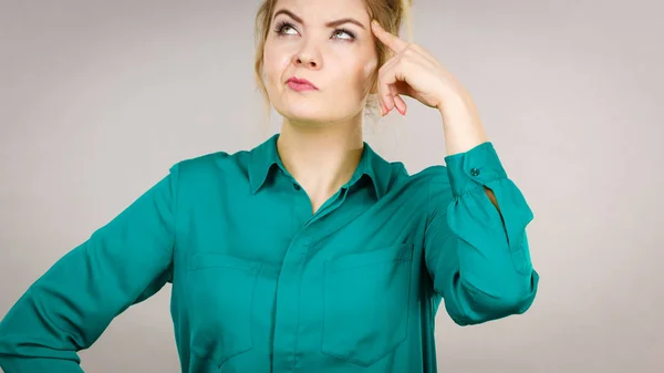 Joven Mujer Negocios Usando Chaqueta Pensamiento Intensivo Encontrar Gran Solución —  Fotos de Stock