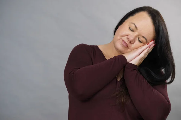 Lovely Tired Chubby Size Woman Gesturing Sleep Gesutre Her Hands — Stock Photo, Image