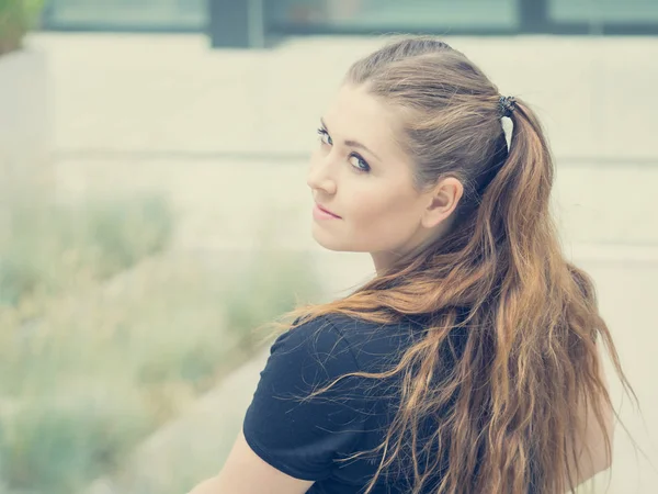 Gelukkig Tiener Vrouw Genieten Van Haar Vrijetijd Vrouw Met Lang — Stockfoto