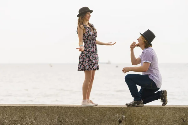 Vintage Retro Çift Erkek Kadının Deniz Kenarında Fedora Şapka Giymiş — Stok fotoğraf