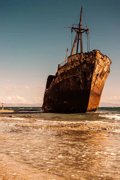 Cestování Turistka Pláži Blízkosti Známého Zrezivělého Ztroskotání Glyfada Beach Poblíž — Stock fotografie