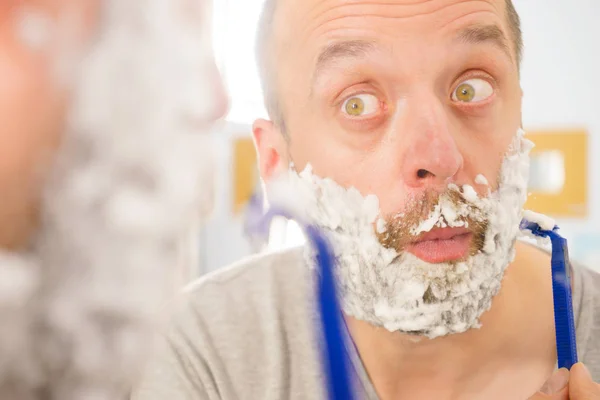 Uomo Con Sacco Schiuma Barba Sul Viso Piedi Bagno Guardando — Foto Stock