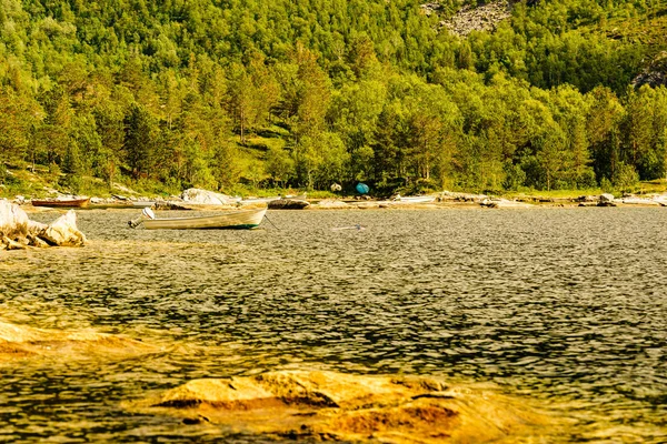 Barcos Orilla Del Lago Fiordo Mar Noruego Paisaje — Foto de Stock