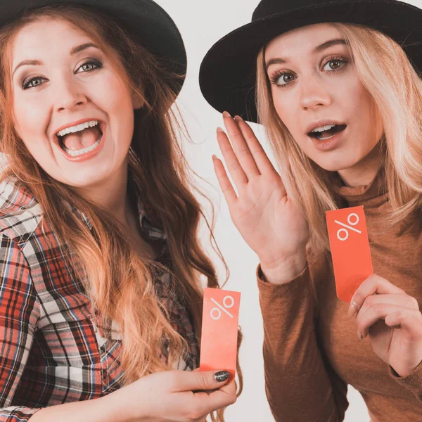 Amis Féminins Sur Shopping Montrant Tag Avec Signe Pourcentage Vente — Photo