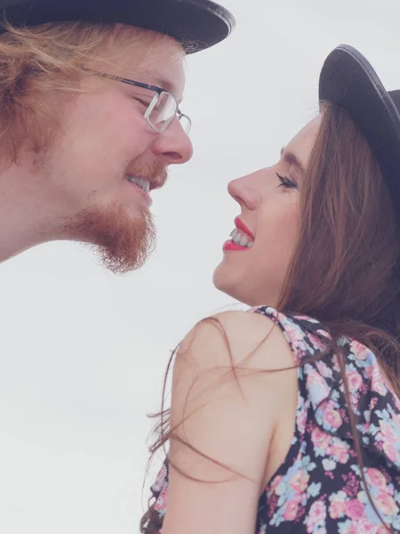 Vintage Pareja Retro Hombre Mujer Disfrutando Cita Romántica Aire Libre —  Fotos de Stock