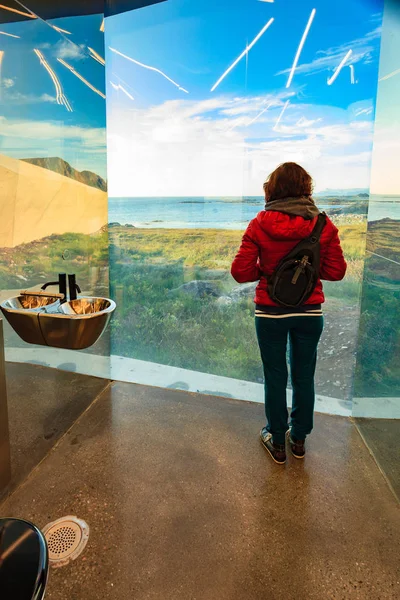 Donna Turistica Guardare Verso Mare Paesaggio Costiero Dall Interno Della — Foto Stock