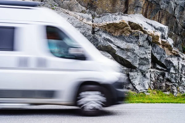 Camper Trailer Van Veículo Carro Dirigindo Alta Velocidade Desfocado Tiro — Fotografia de Stock