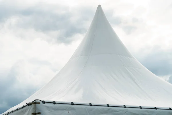 Telhado Cravado Barraca Branca Evento Partido Contra Céu Com Nuvens — Fotografia de Stock