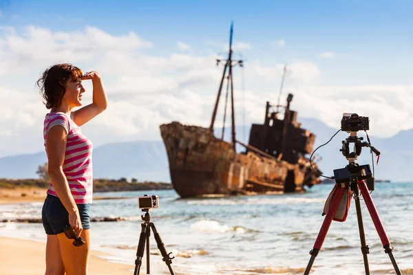 Fotografka Turystyczna Profesjonalnymi Aparatami Fotograficznymi Statywach Robiąca Zdjęcia Wideo Linii — Zdjęcie stockowe