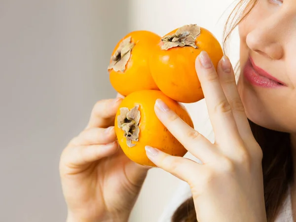 Mulher Segurando Caqui Kaki Frutas Nas Mãos Alimentação Saudável Ajuda — Fotografia de Stock