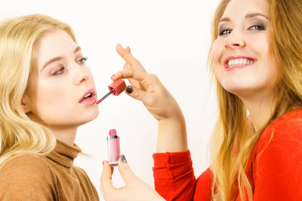 Make Artiest Vriend Toepassing Van Een Andere Vrouw Lippenstift Lip — Stockfoto