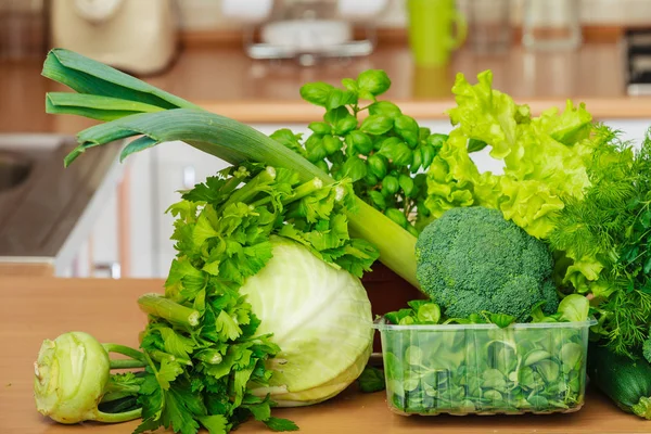 Concepto Dieta Saludable Ingredientes Comida Muchas Verduras Verdes Mesa Cocina —  Fotos de Stock