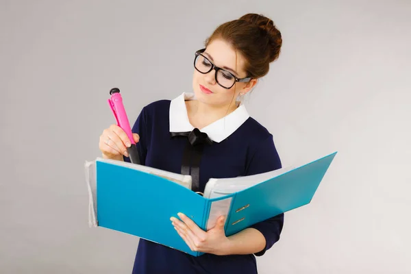 Mujer Negocios Enfocada Escribiendo Algo Pensando Solución Problemas Nuevas Ideas — Foto de Stock