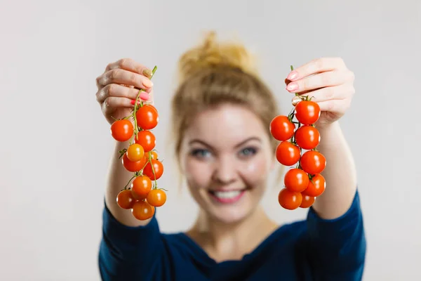 Βιολογικά Λαχανικά Και Τρόφιμα Χαρούμενη Θετική Χαμογελαστή Γυναίκα Που Κρατάει — Φωτογραφία Αρχείου