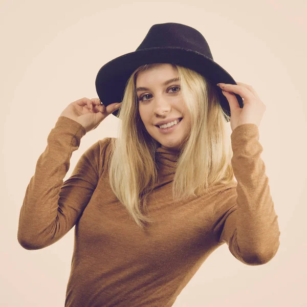 Beautiful Pretty Woman Wearing Brown Suede Outfit Black Sun Hat — Stock Photo, Image