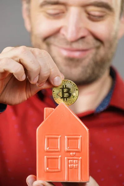 Hombre Pagando Alquiler Casa Usando Criptomoneda Tipo Sosteniendo Modelo Casa — Foto de Stock