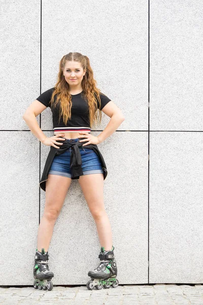 Gelukkige Vrolijke Jonge Vrouw Die Rolschaatsen Draagt Stad Vrouw Zijnde — Stockfoto