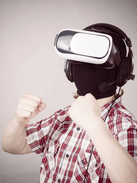 Muž Hrající Videohru Přístrojem Virtuální Reality Herní Zařízení Pro Koncept — Stock fotografie
