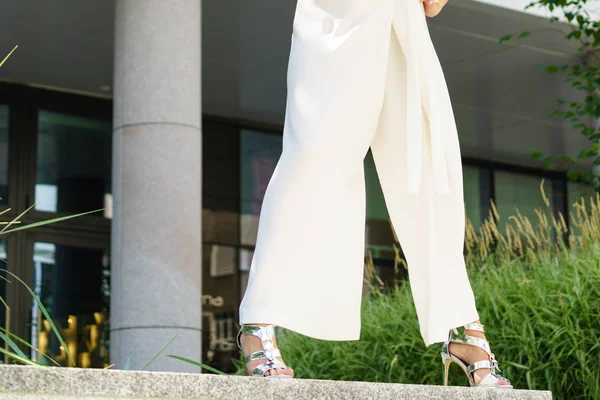 Elegante Mujer Irreconocible Que Presenta Atuendo Urbano Moda Top Blanco —  Fotos de Stock