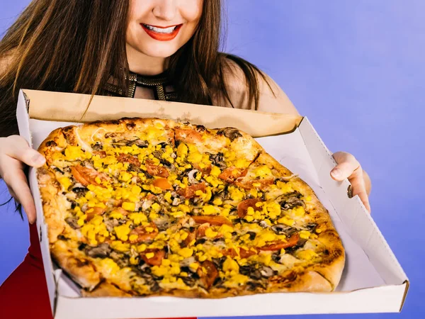 Menschen Italienisches Kochkonzept Junge Frau Hält Heiße Frische Große Pizza — Stockfoto