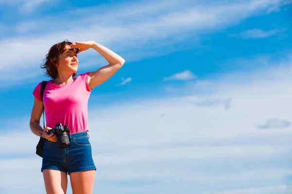 自然とプロのカメラを使用して写真を撮る観光冒険の成人女性 背景の空 — ストック写真