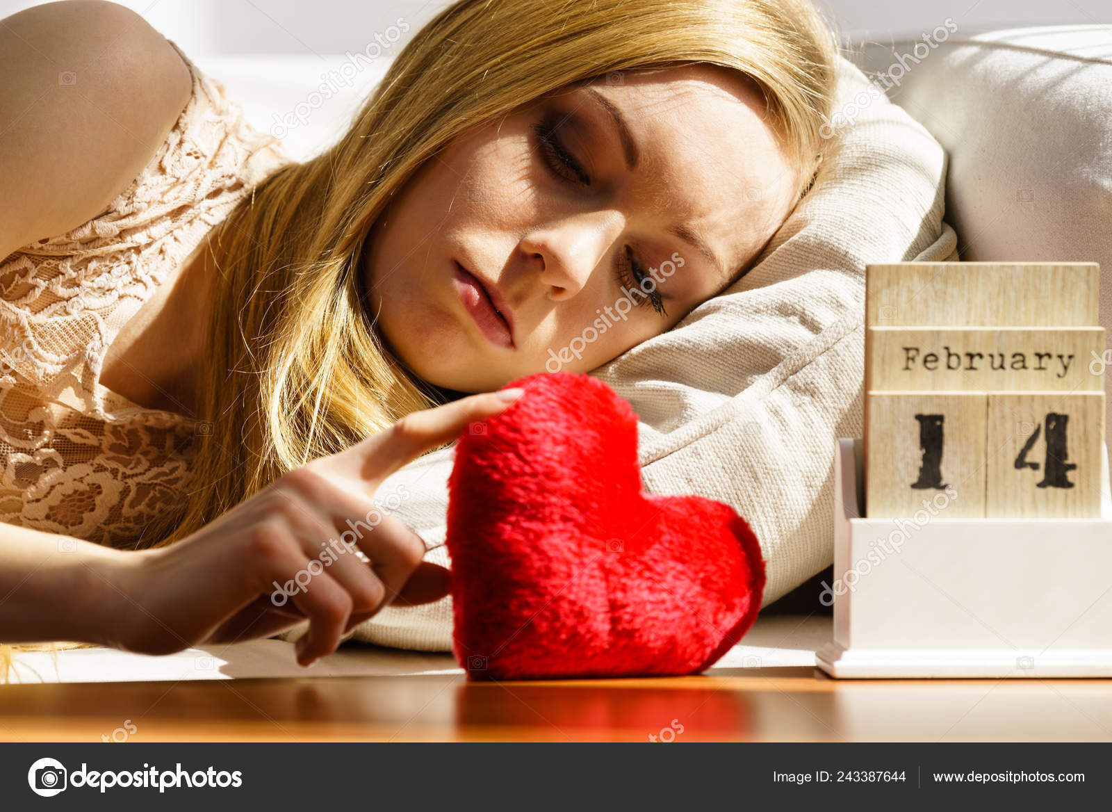 Triste Femme Seule Allongee Sur Lit Regardant Calendrier Saint Valentin Image Libre De Droit Par Voyagerix C Triste Femme Seule Allongee Sur Lit Regardant Calendrier Saint Valentin Image Libre De Droit Par Voyagerix C