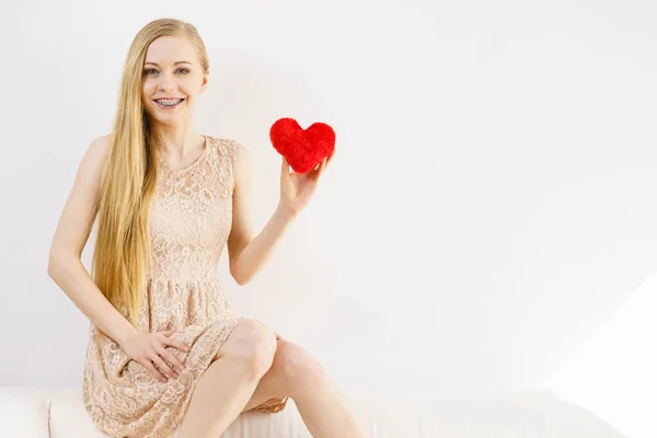 Sevgililer Günü Hediyesini Tutan Neşeli Sarışın Genç Bayan Kırmızımsı Kalp — Stok fotoğraf