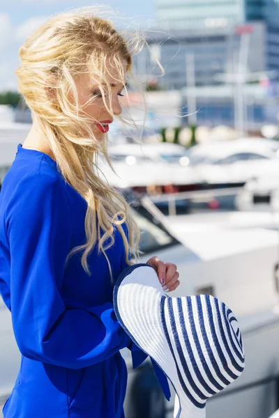 Modieuze Vrouw Met Blauwe Jumpsuit Short Perfect Voor Zomer Met — Stockfoto