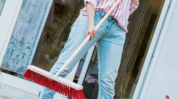 Persona Femminile Irriconoscibile Che Utilizza Una Grande Scopa Pulire Patio — Foto Stock