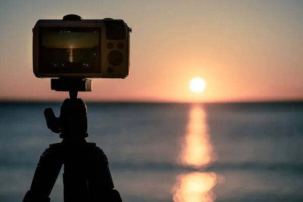 Câmera Profissional Que Toma Vídeo Filme Foto Nascer Sol Sobre — Fotografia de Stock